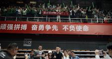 开元棋牌在线入口-声援球队！球迷打出标语，全场助威