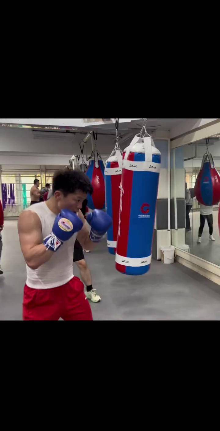 泰国拳击选手拼尽全力斩获银牌