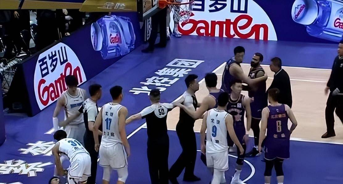 双方在季后赛中交锋，胜负难定，悬念丛生