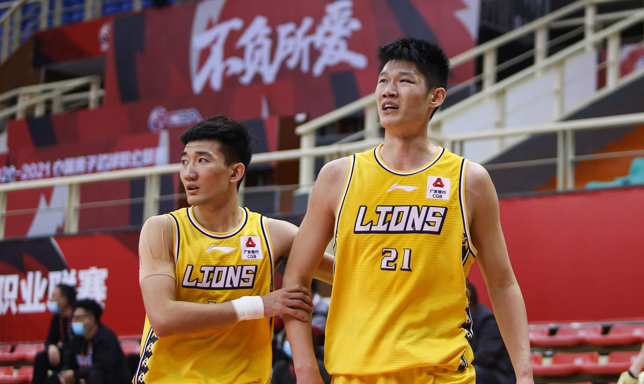 广厦男篮展现实力，轻松晋级