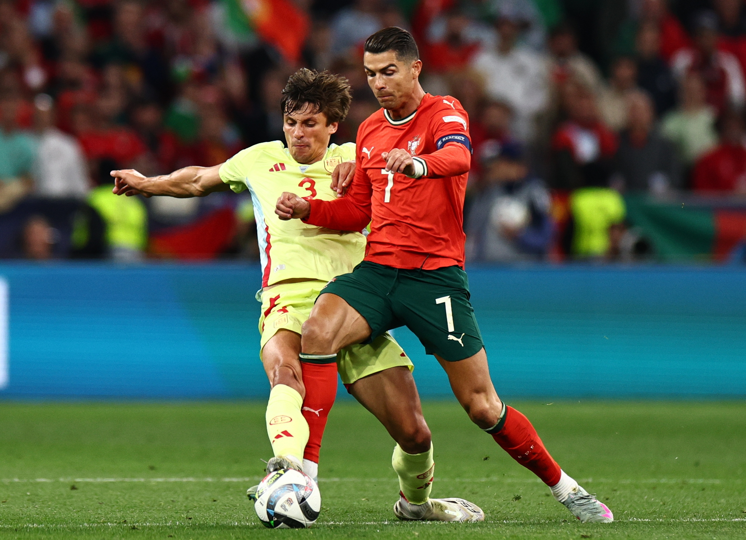 跨国球队在国外比赛中斩获胜利