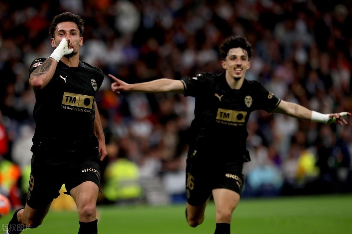 塞维利亚击败瓦伦西亚，追平领头羊