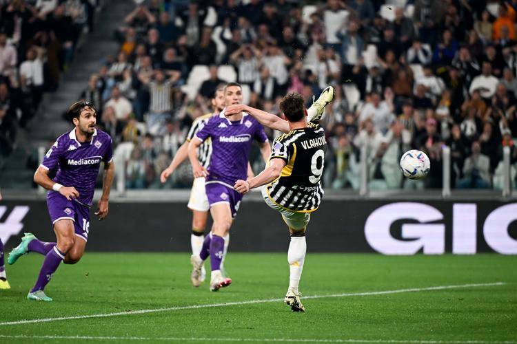 尤文图斯门将扑出关键球，帮助球队保持领先