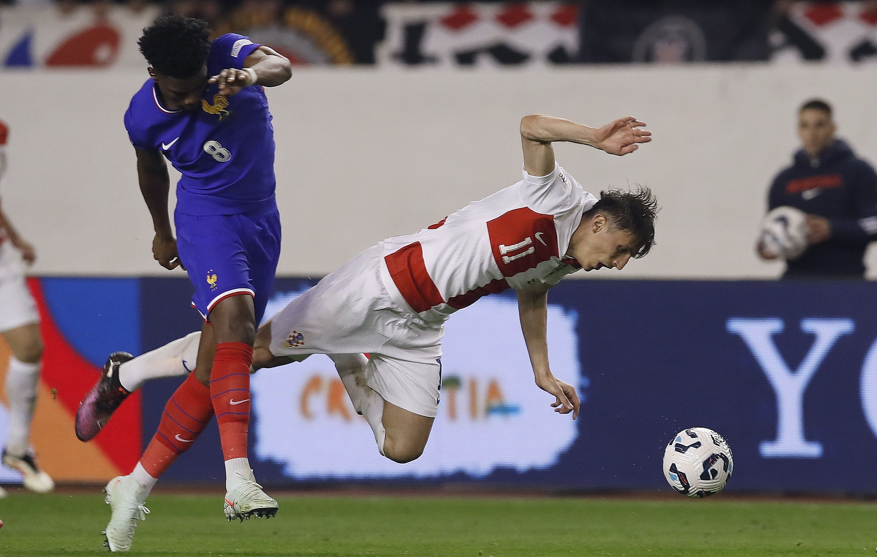 克罗地亚队在比赛中大比分获胜，成功晋级欧锦赛下一阶段的简单介绍