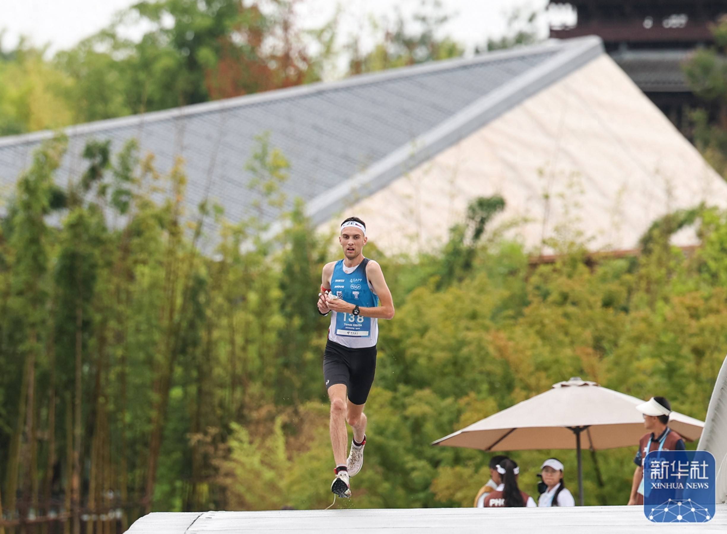 比利时选手在跳水比赛中获奖