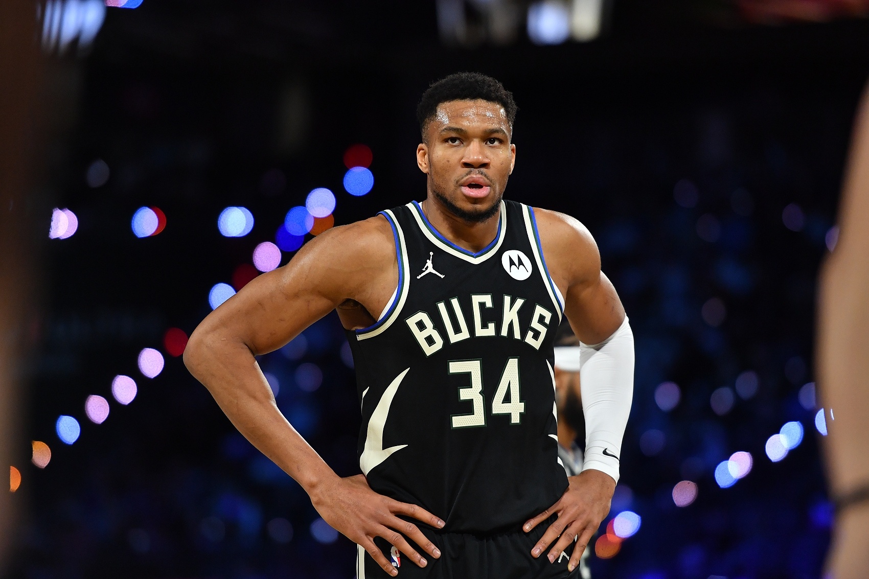 雄鹿逆转骑士，字母哥独得50分。