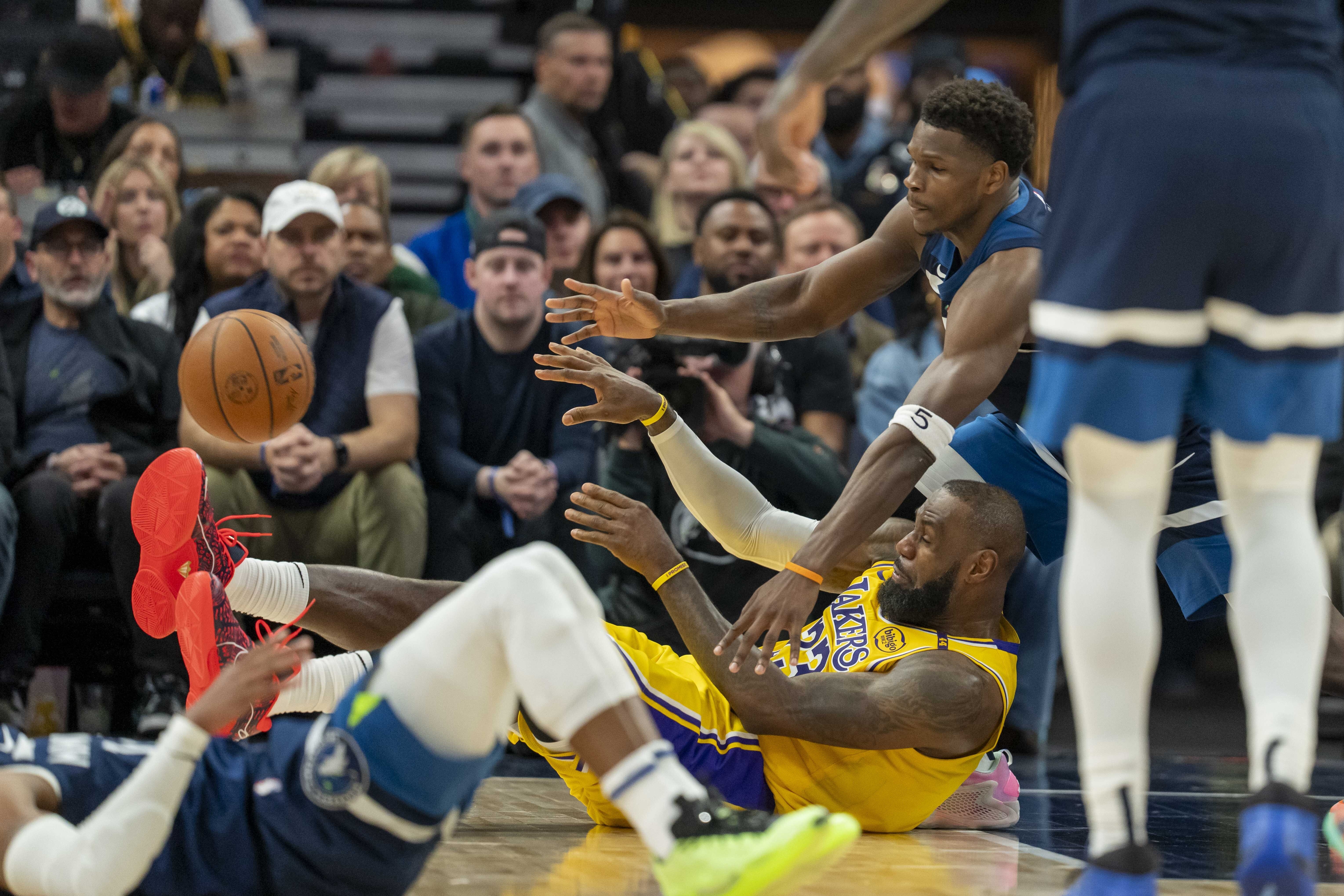 关于开拓者大胜魔术，季后赛席位竞争激烈的信息