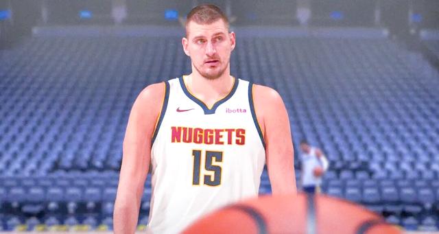 掘金客场击败独行侠，表现出色