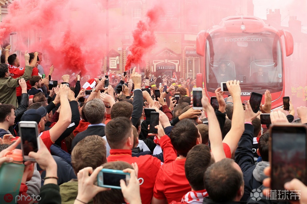 关于利物浦球迷精彩画面回放，现场球迷热情高涨的信息