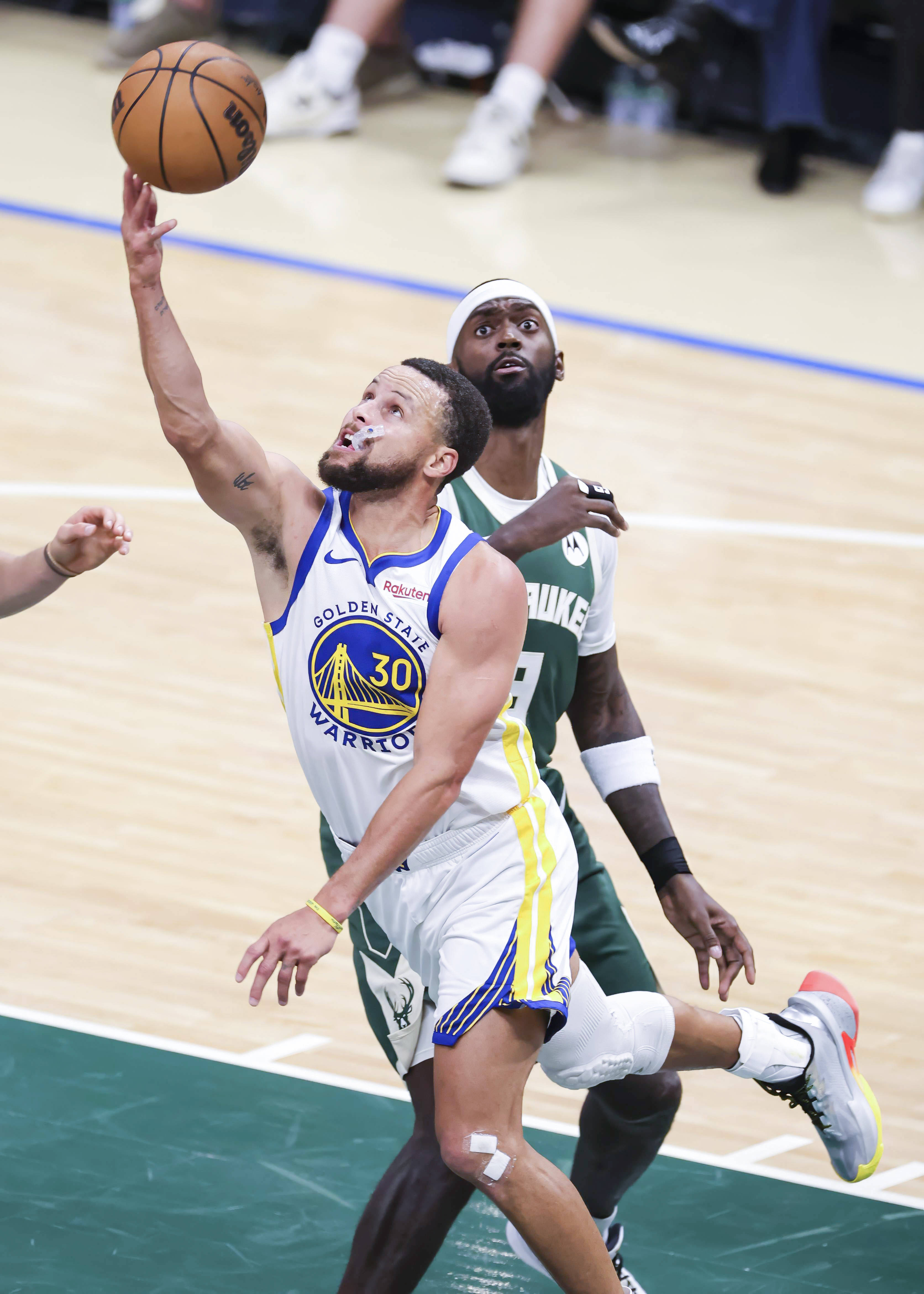 关于76人鏖战雄鹿，克莱点燃赛场的信息